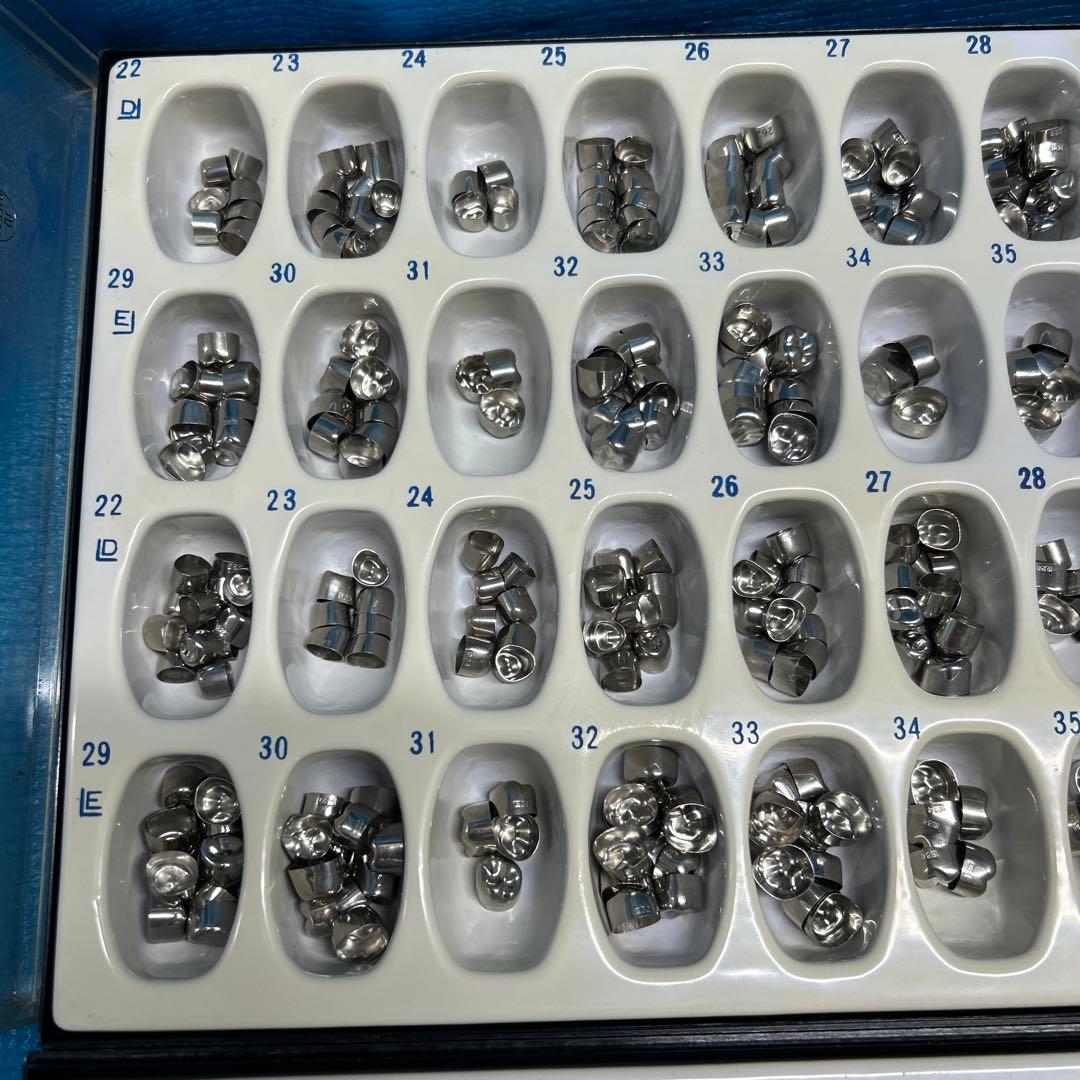 歯科技工 サンキン 乳歯冠 上下 です。