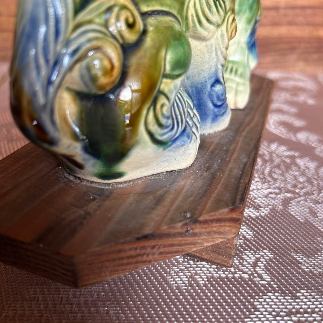 シーサー陶器製 獅子像 置物 木製台座付き - メルカリ