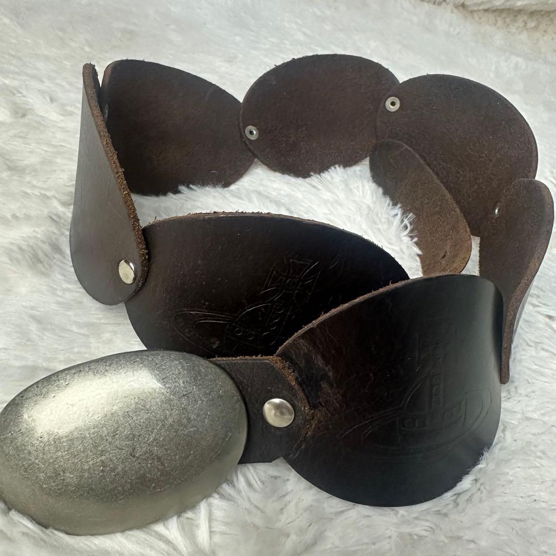 ヴィヴィアン レザーベルト フラワーデザイン オーブ型押印 - メルカリ