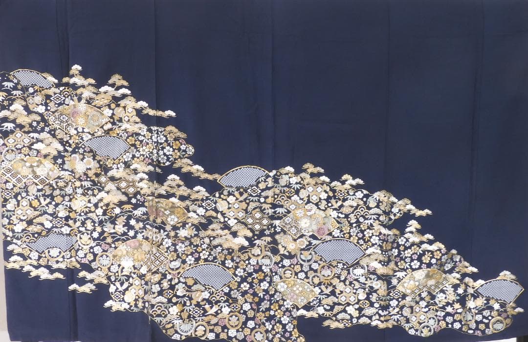 正絹・豪華な宝尽くし刺繍入り訪問着・一ツ紋・共八掛 - メルカリ