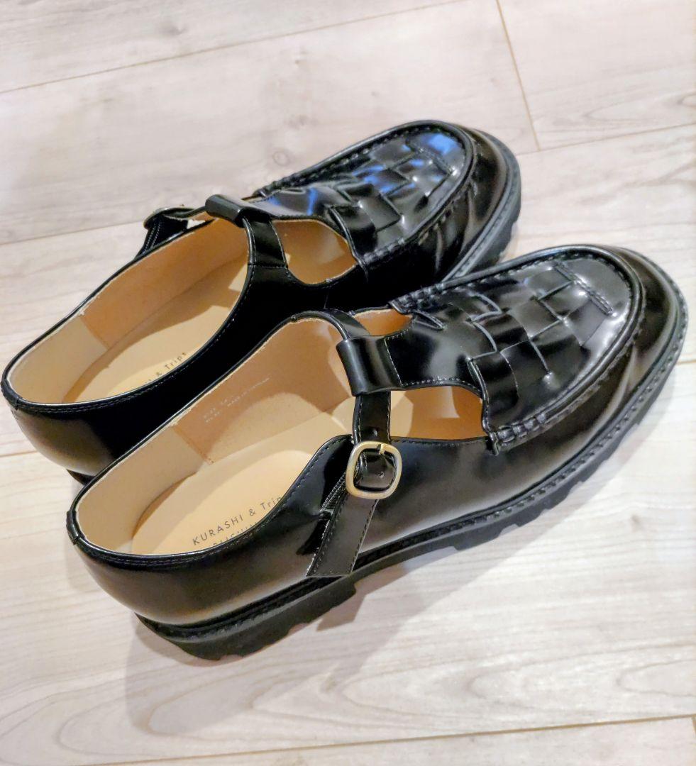 「つま先踊る、大人の相棒」こだわりソールのTストラップシューズ　24.5cm