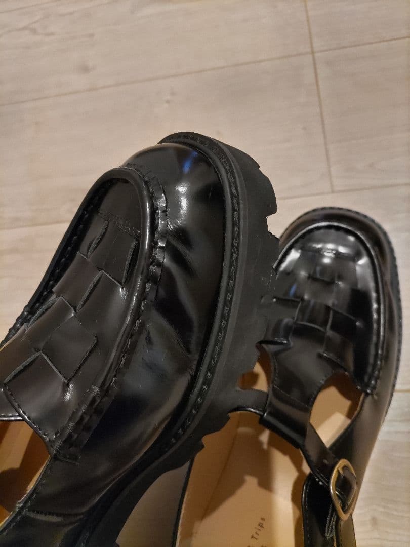 「つま先踊る、大人の相棒」こだわりソールのTストラップシューズ　24.5cm