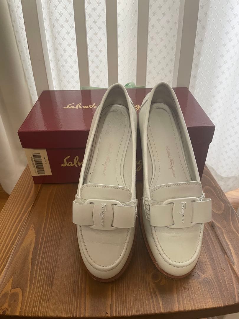 Salvatore Ferragamo VIVA モカシン　ホワイトローファー Salvatore Ferragamo] MOCASSINO VIVA モカシン (FERRAGAMO/ローファー