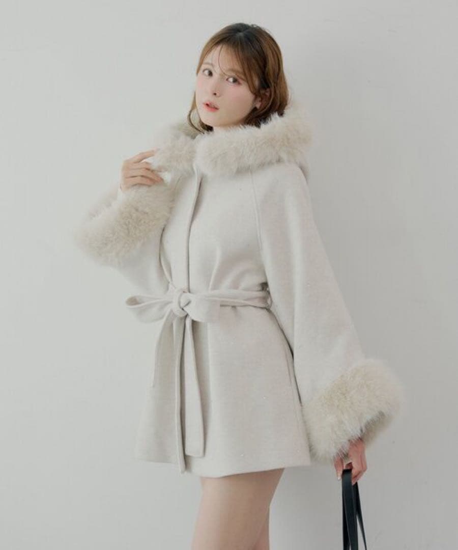 chico ビジュー付きファー襟ケープコート ラインストーン付き - メルカリ