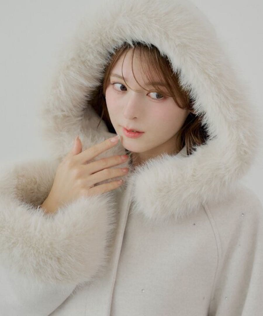 chico ビジュー付きファー襟ケープコート ラインストーン付き - メルカリ