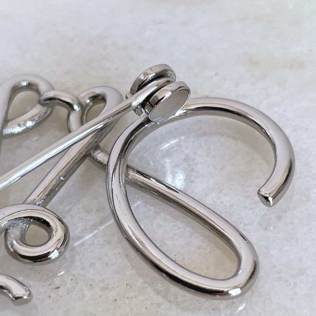 4045 LOEWE ロエベ アナグラム ロゴブローチ シルバー ロエウェ - メルカリ