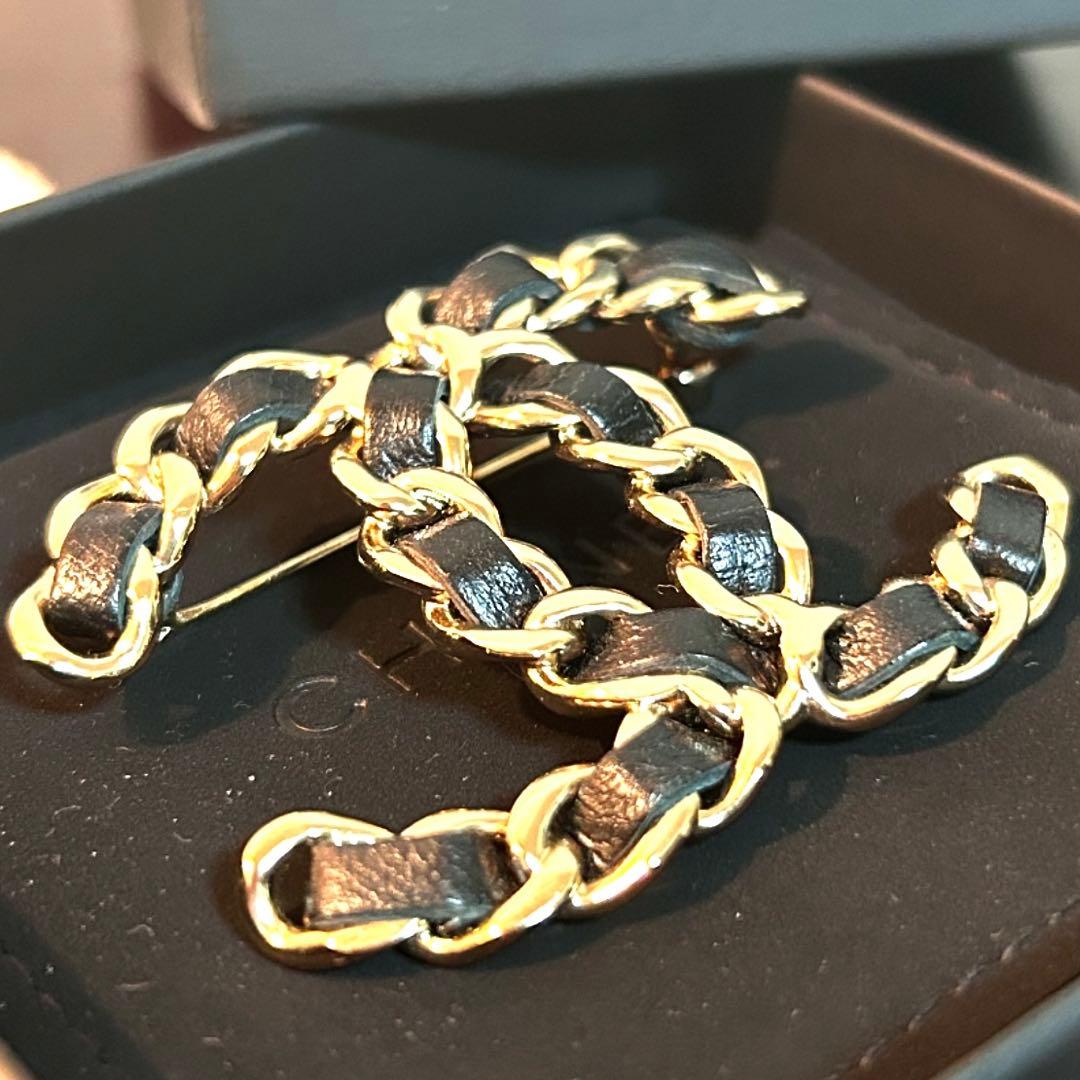 レア美品 CHANEL シャネル ブローチ チェーン レザー CCマーク - メルカリ