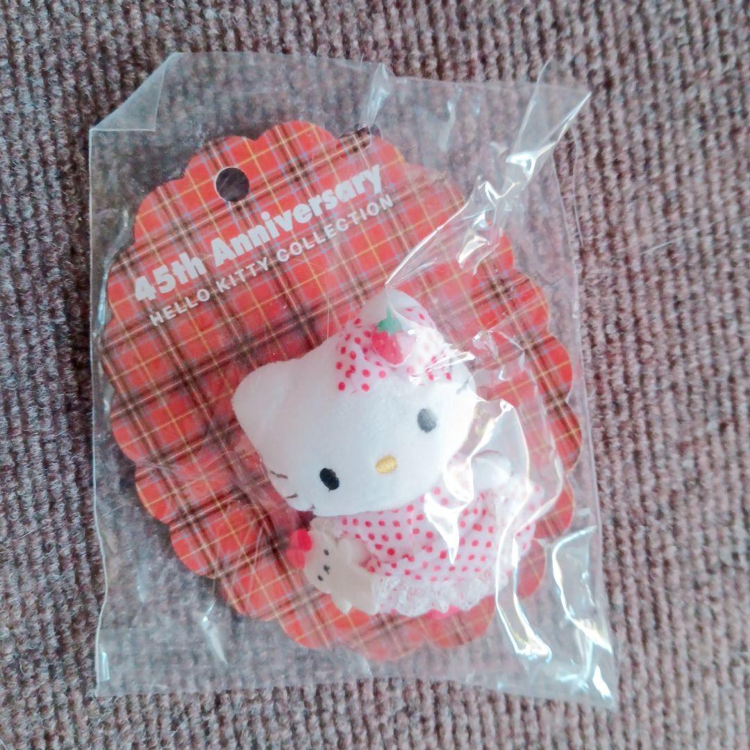 ハローキティ 45周年記念 ブローチイチゴキティ - メルカリ
