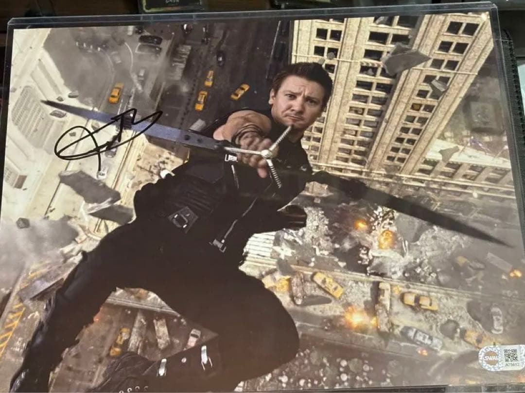 のあ　ジェレミー・レナーSWAU 直筆サイン のあ様専用 ジェレミー・レナーSWAU 直筆サイン - メルカリ