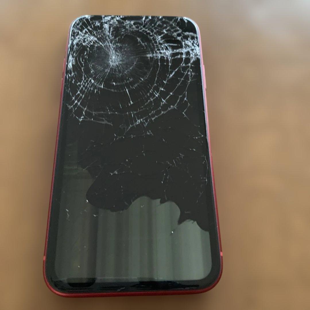 iPhone 11 Red 本体 ひび割れあり - メルカリ