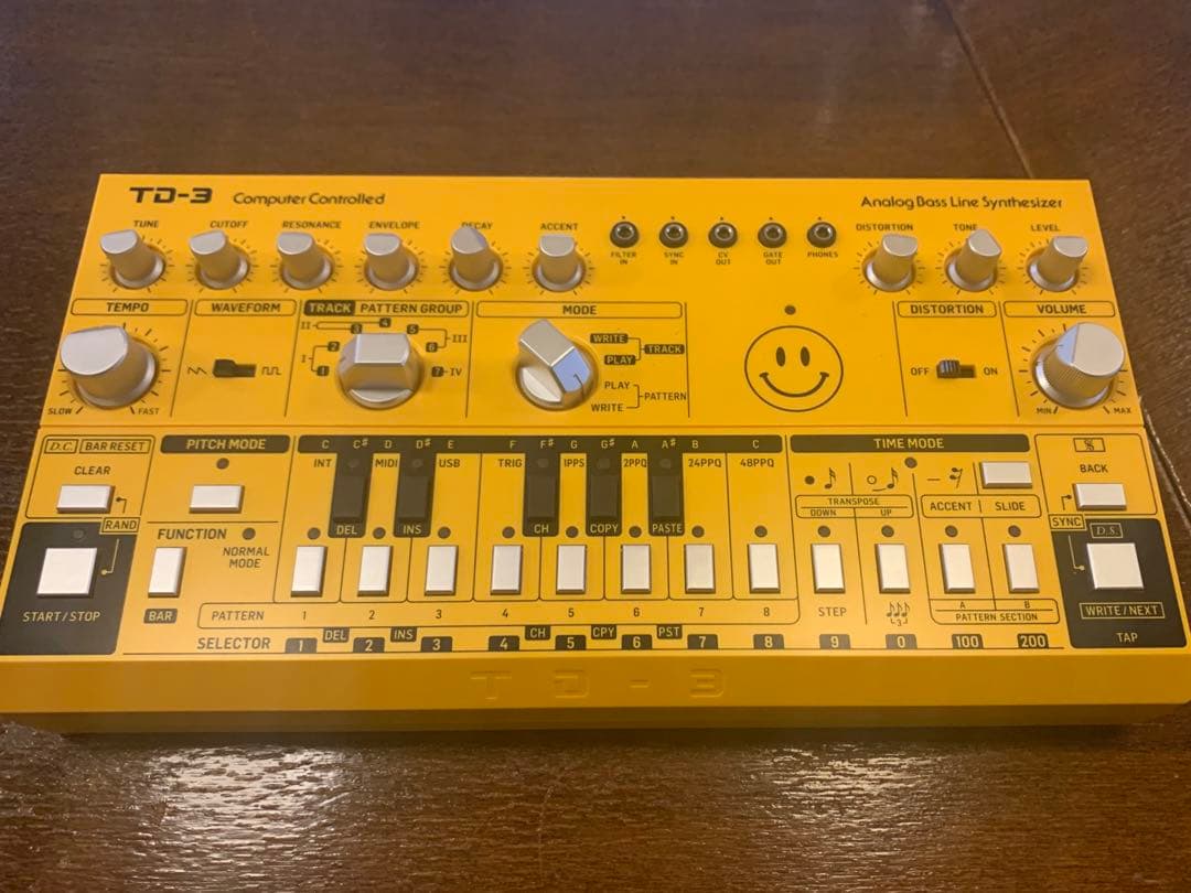 Behringer TD-3-AM アナログベース　シンセサイザー　ベリンガー Amazon.com: Behringer TD-3-AM Analog Bass Line Synthesizer with