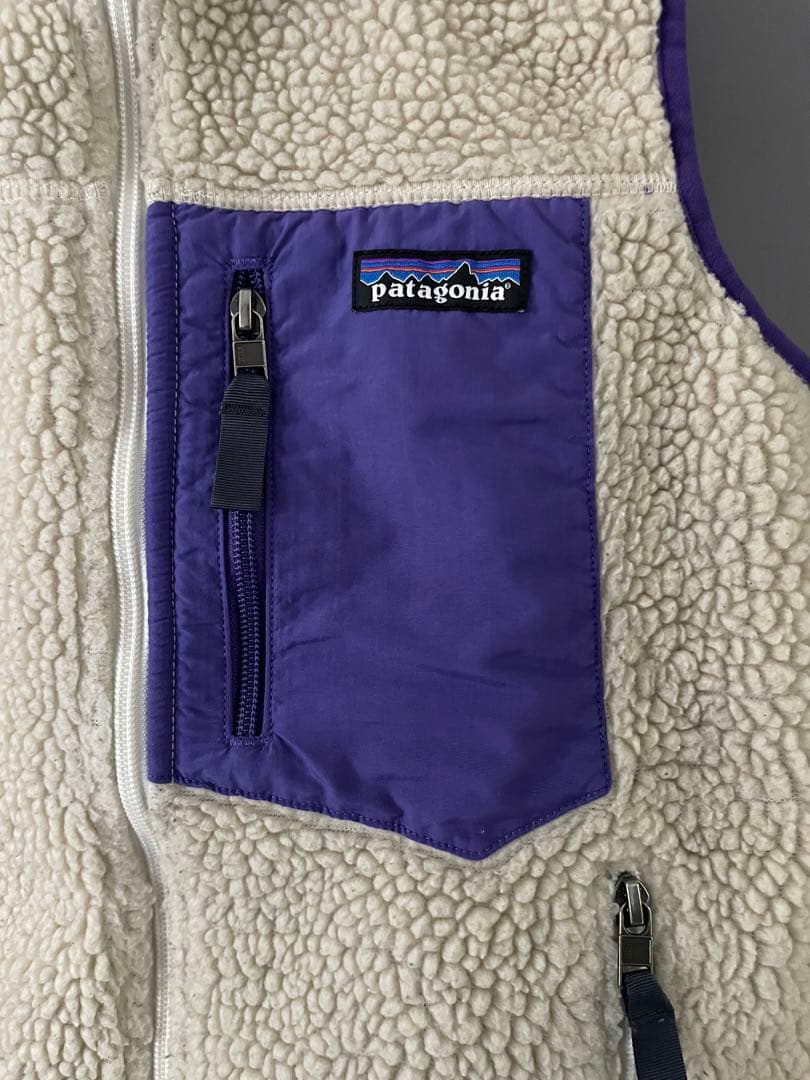 patagonia フリースベスト アイボリー/パープル - メルカリ