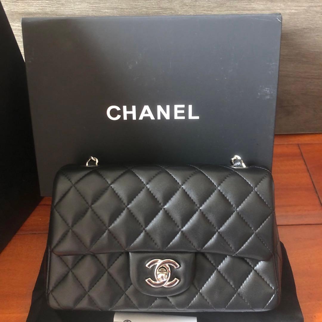 キルティングデザインのブラックレザーショルダーバッグ、チェーンストラップ付き。 moment+ ショルダーバッグ バッグ フェイクレザーキルティング