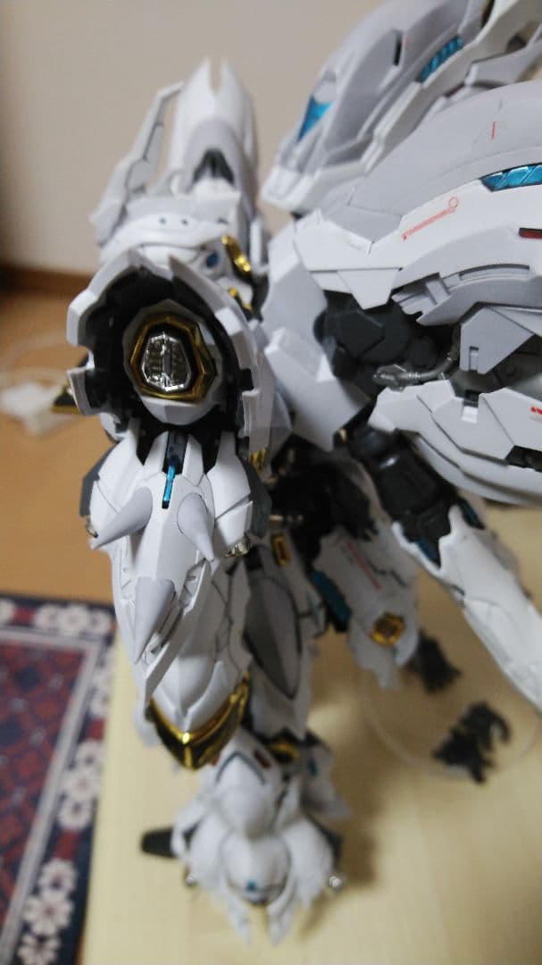 オマケ付き！〈完成品〉海外キットシナンジュ似真紅の三倍速白狼Ver.