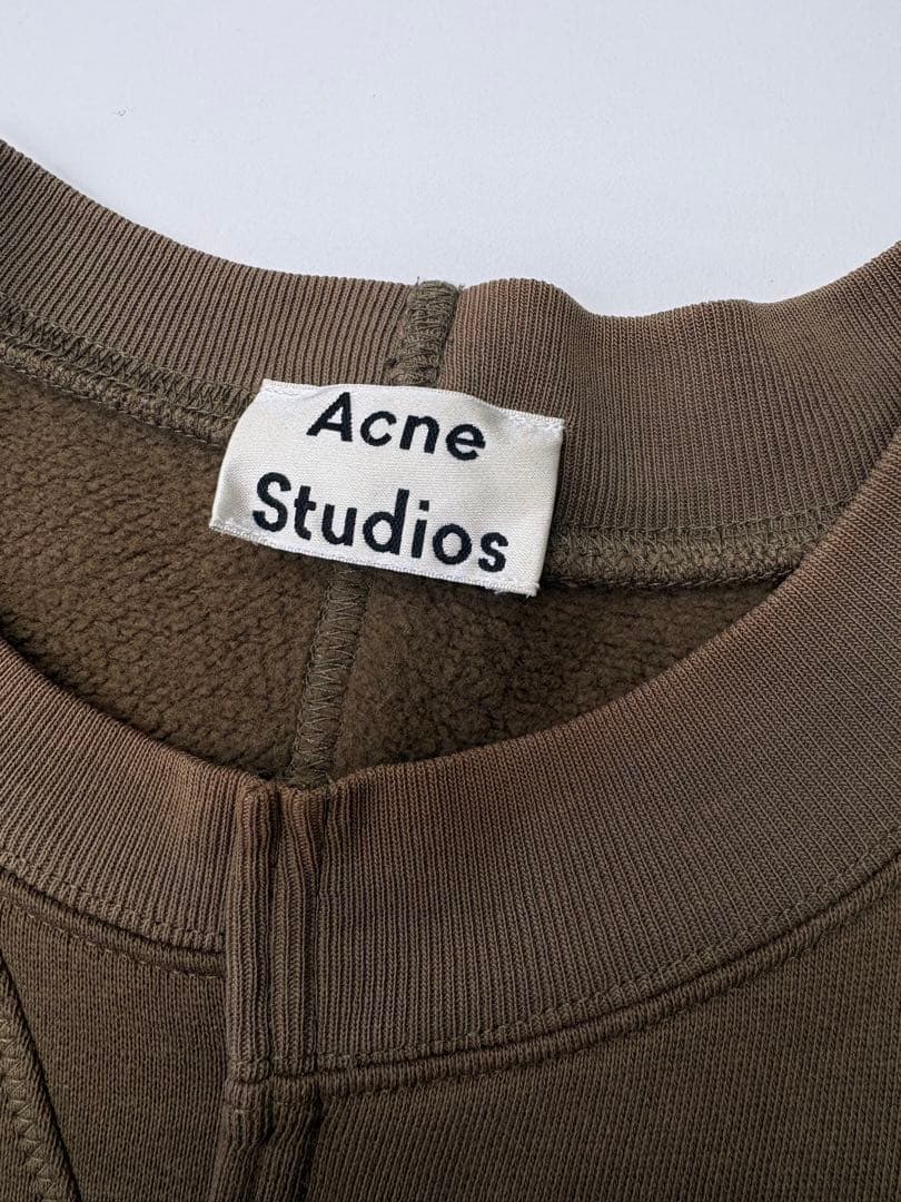 Acne Studios オリーブ ブラウン クルーネックトレーナー - メルカリ