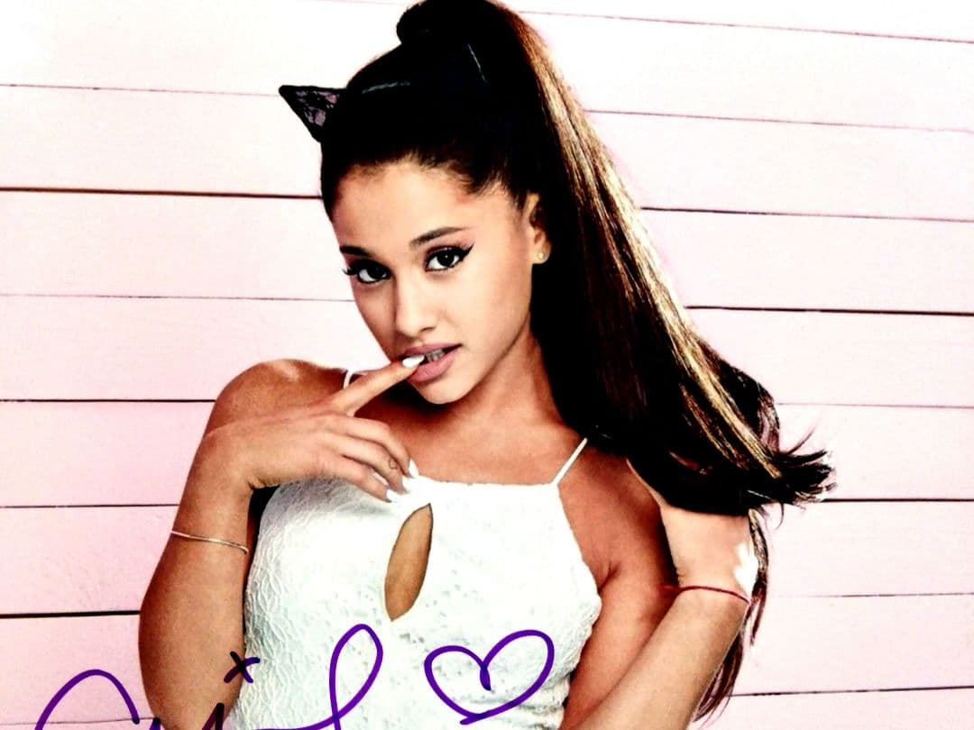 アリアナ・グランデ直筆サイン入り超大型写真…Ariana Grande - メルカリ