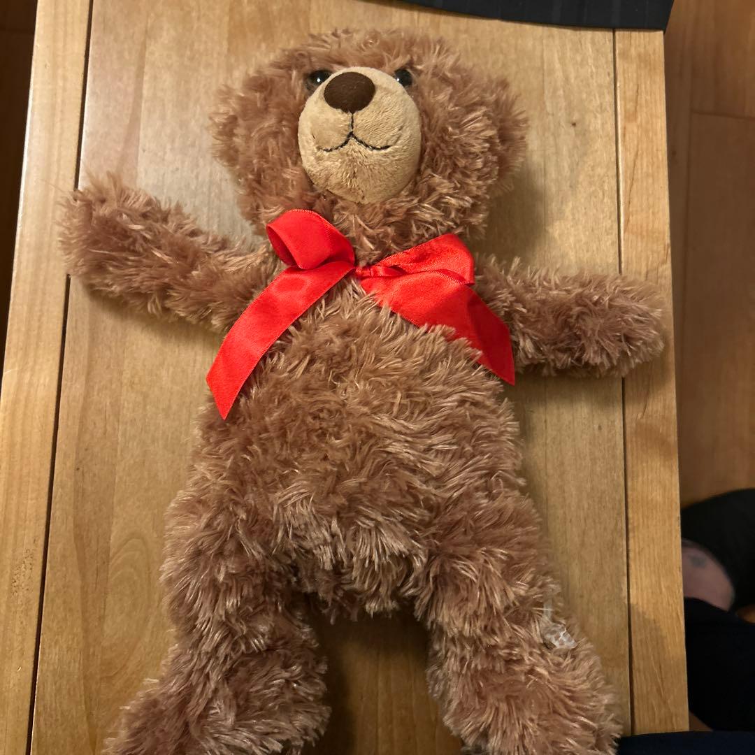 茶色のぬいぐるみ 赤いリボン付き - メルカリ