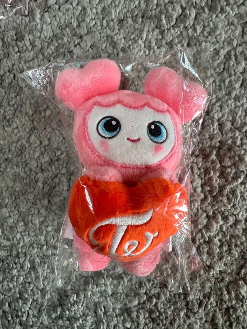 TWICE モモ ひっかけチャーム ラブリー ぬいぐるみ - メルカリ