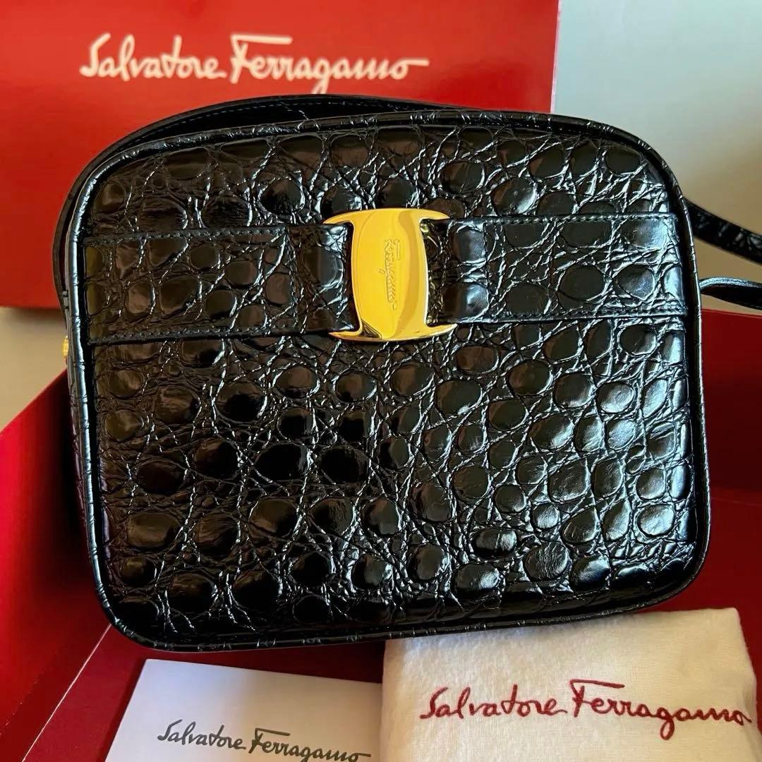 フェラガモ　ヴァラ　クロコ型押し ショルダーバッグ　ブラック 楽天市場】サルヴァトーレフェラガモ ヴァラ クロコ型押し 斜め掛け