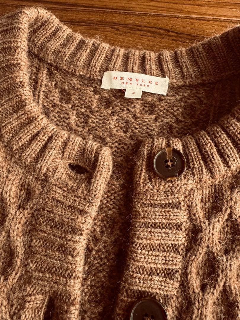 デミリー ケーブルニット キャメル カーディガン - トップスオンライン