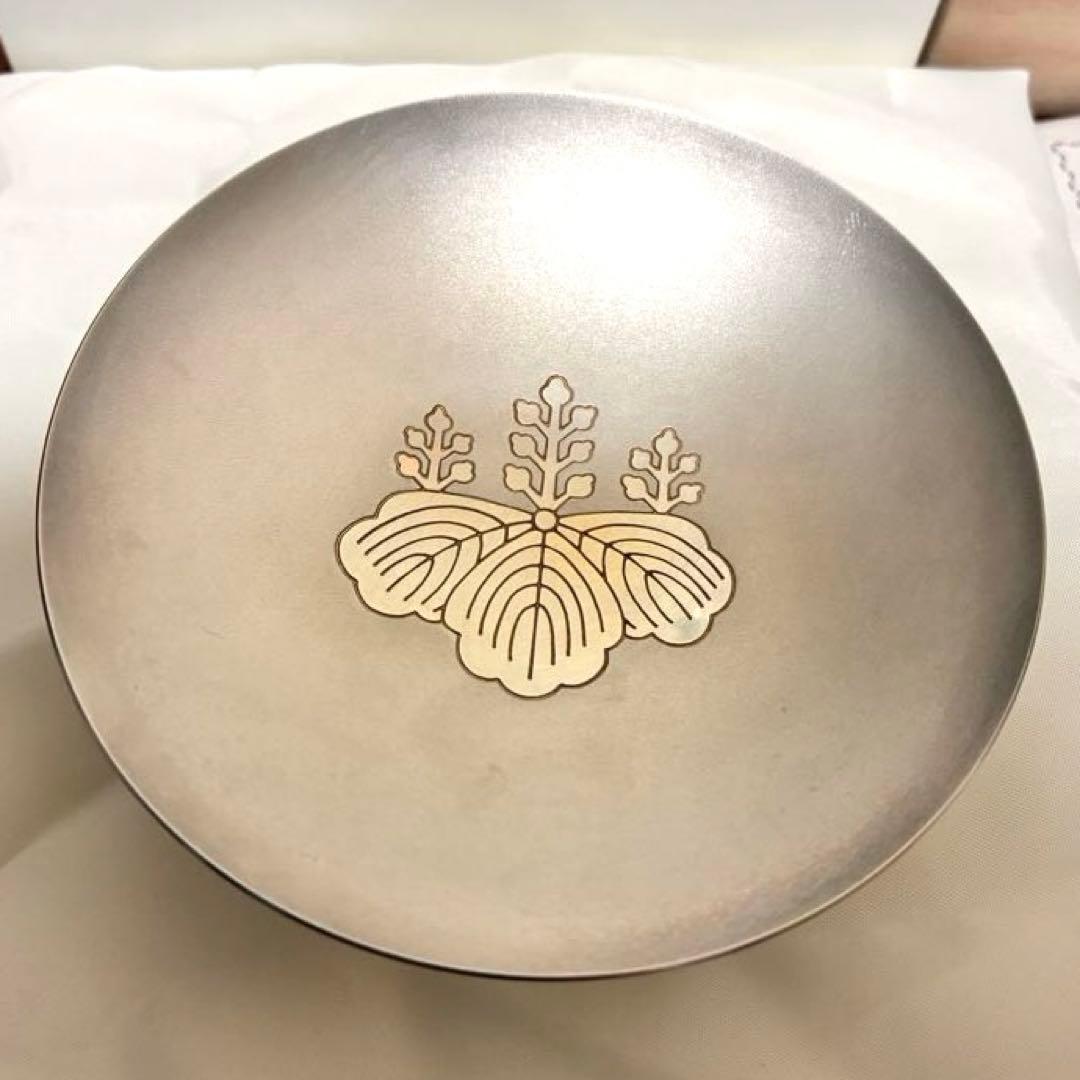 正真正銘 純銀999 67g】防衛大臣 永年勤続表彰記念銀杯 桐紋 台座箱付