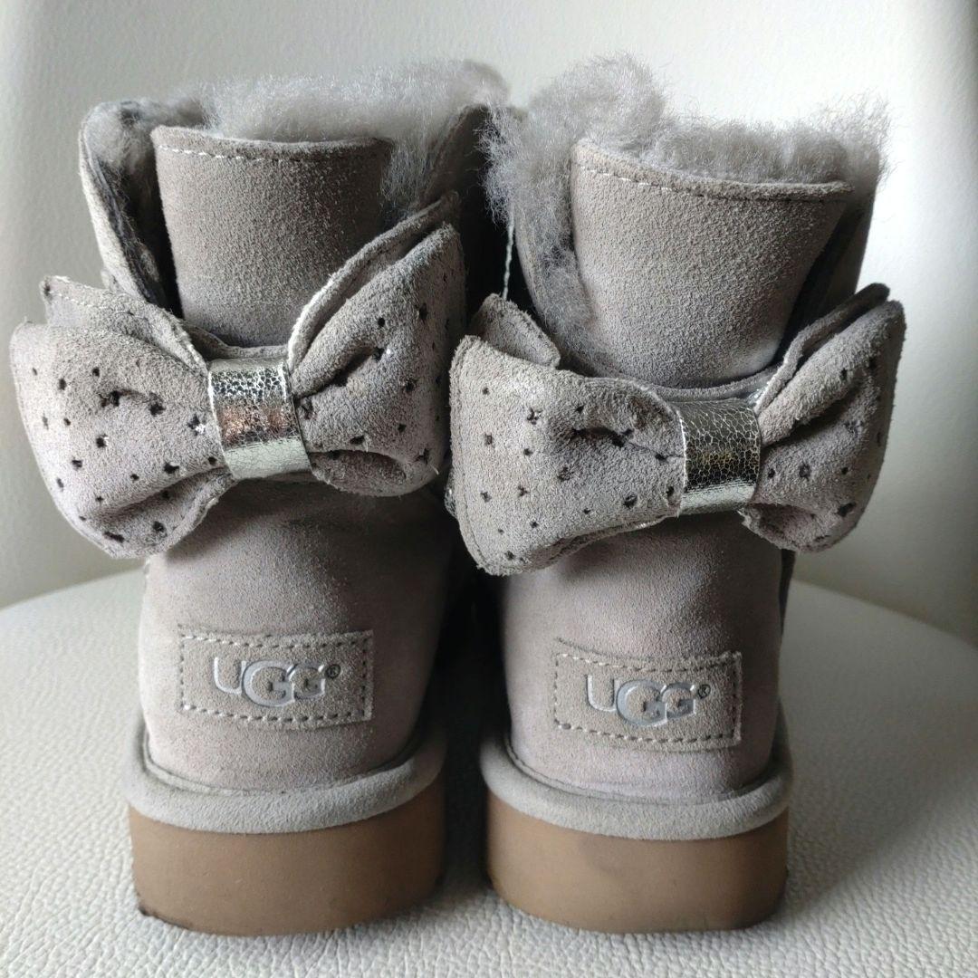 UGG ムートンブーツ グレー 星型穴あきデザイン - メルカリ