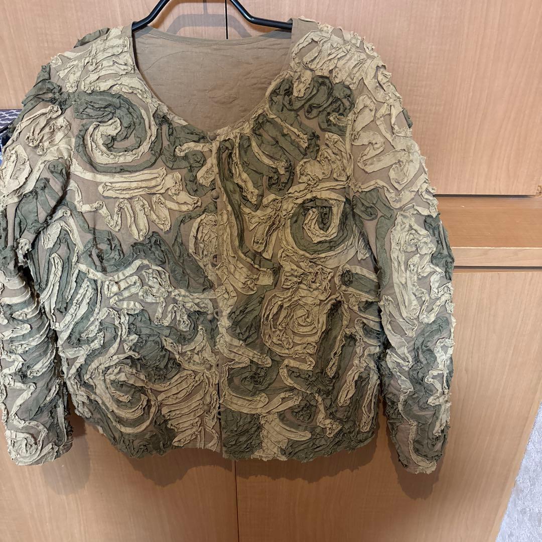 ヨーガンレール立体的花模様 長袖トップス Mカーキー系 - メルカリ