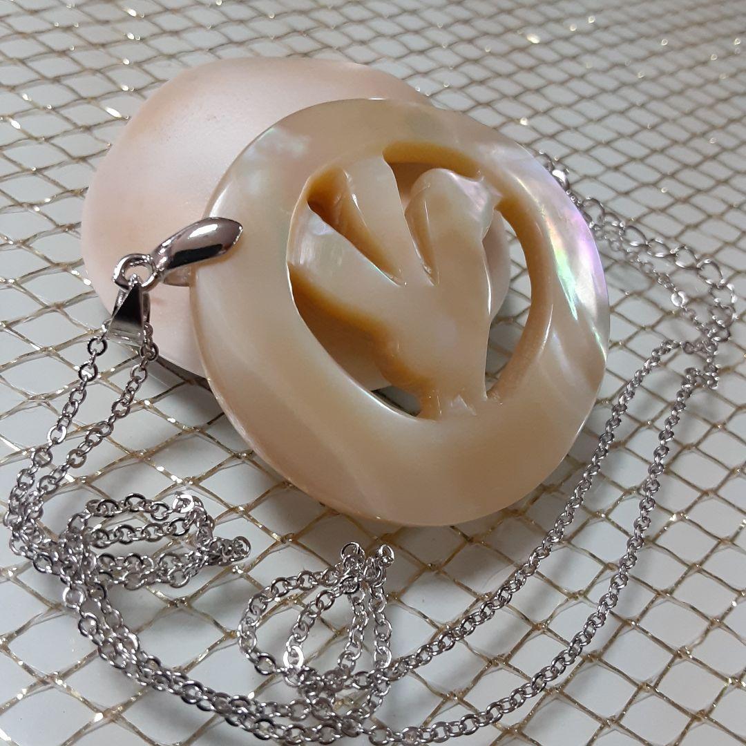 夜光貝　(雪桜様。お取引き中)　『月にウサギ:プルメリア:イルカ』ペンダント。