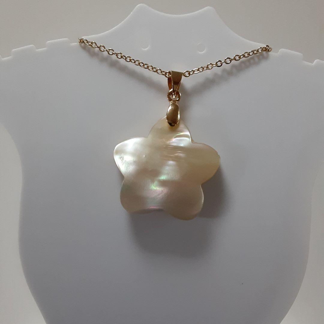 夜光貝　(雪桜様。お取引き中)　『月にウサギ:プルメリア:イルカ』ペンダント。