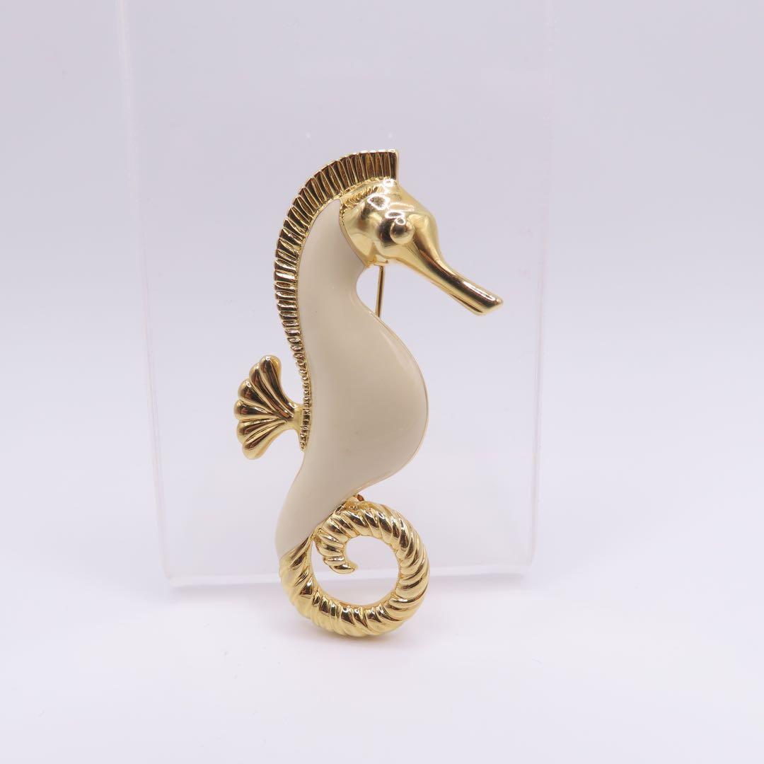 TRIFARI トリファリ ブローチ ゴールド ホワイト タツノオトシゴ