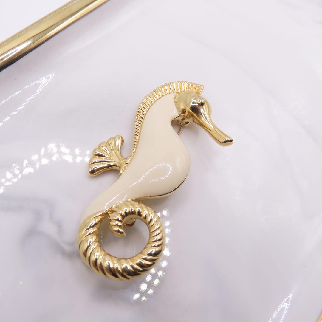 TRIFARI トリファリ ブローチ ゴールド ホワイト タツノオトシゴ