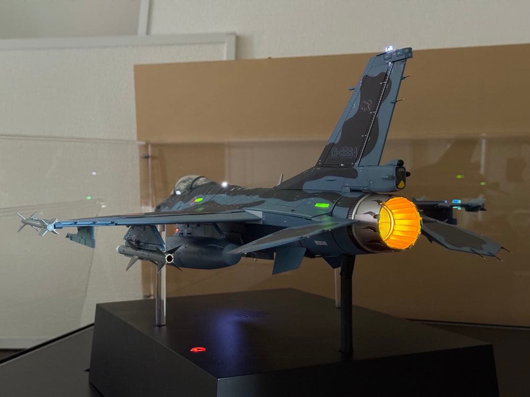 ディアゴステーニF-2A 戦闘機 専用ディスプレイケース付き