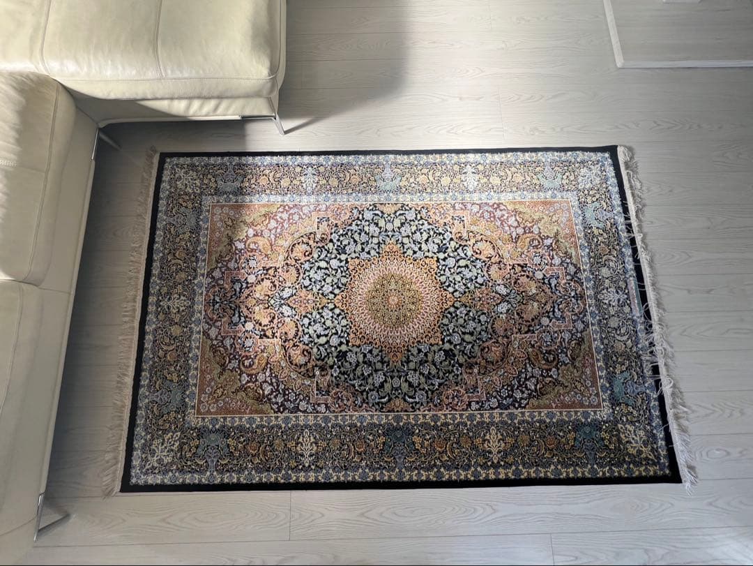 シルク ペルシャ絨毯 202×135 クムアフマディ工房 - メルカリ