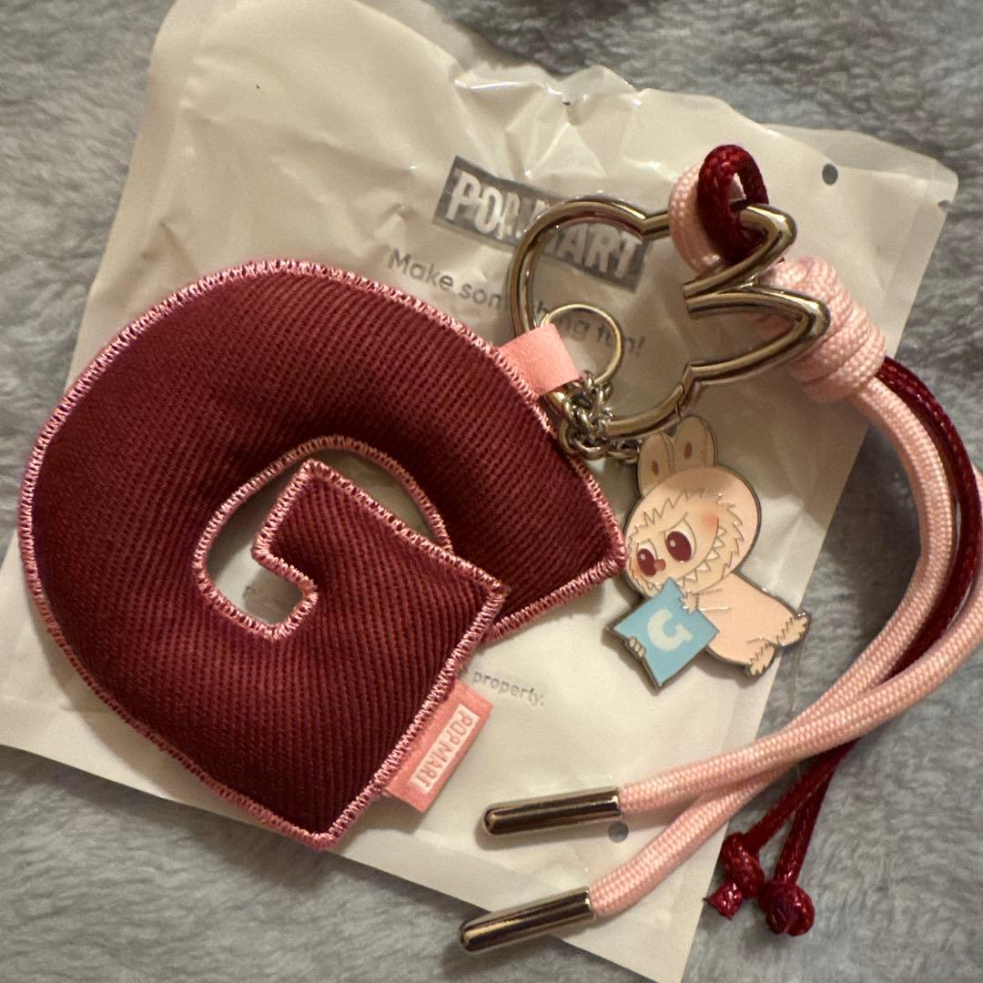 ラブブ labubuアルファベットイニシャルキーホルダー - メルカリ