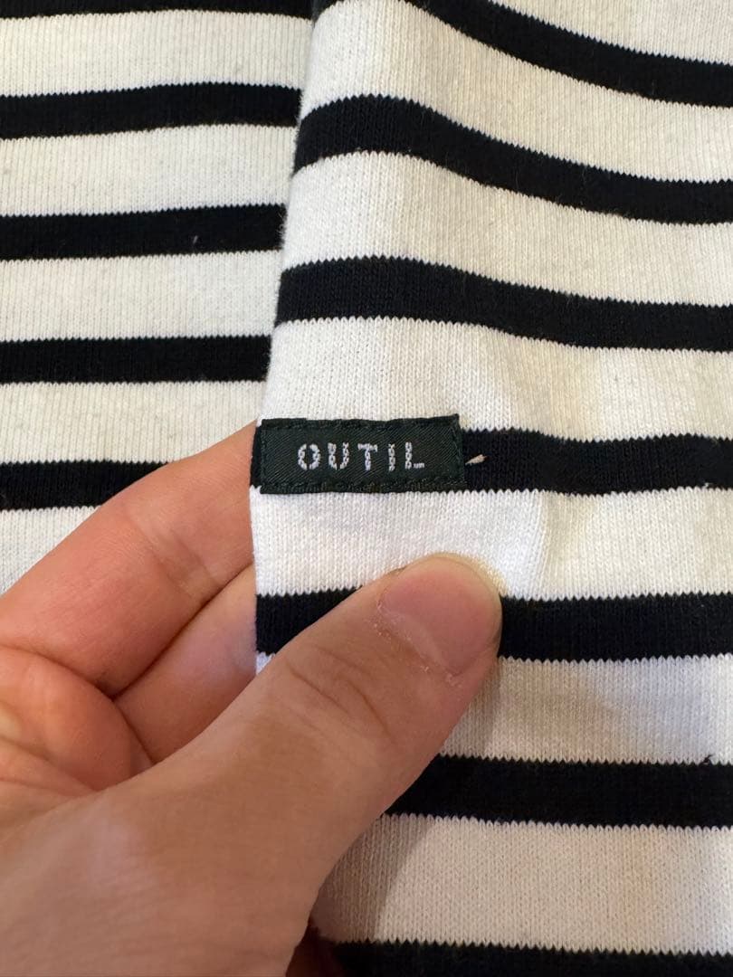 常田大希着用 OUTIL(ウティ) ボーダー柄 オープンネック 長袖Tシャツ