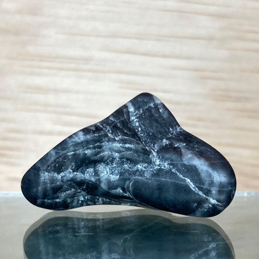 表示価格より20%OFF】糸魚川翡翠 黒×白 黒翡翠 原石 10.9g - メルカリ