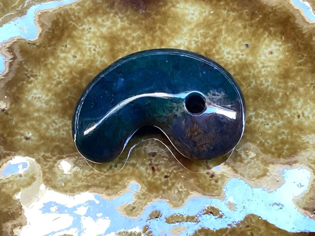 ✳国内の出雲めのう【碧玉】の最高峰勾玉でしょう‼️ 天然石 浮き草文様