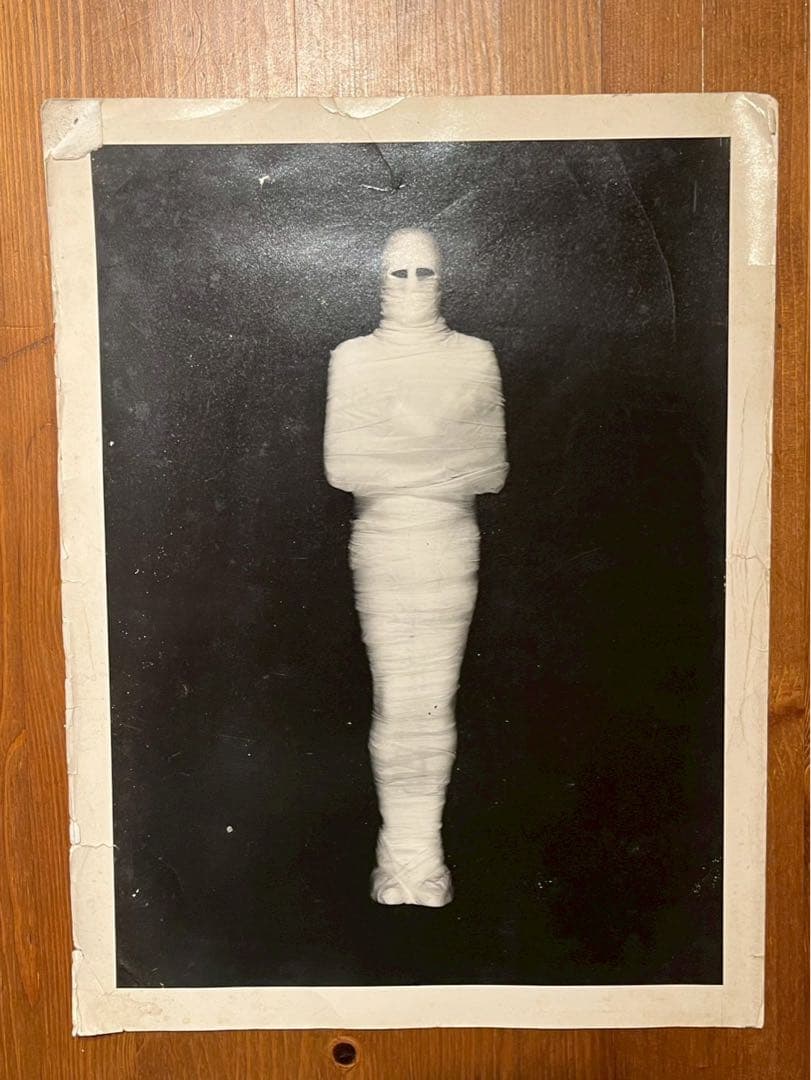 モノクロ ミイラ写真 眠っている美しい少女が、実は、ミイラだと信じられますか ? ハナブサ