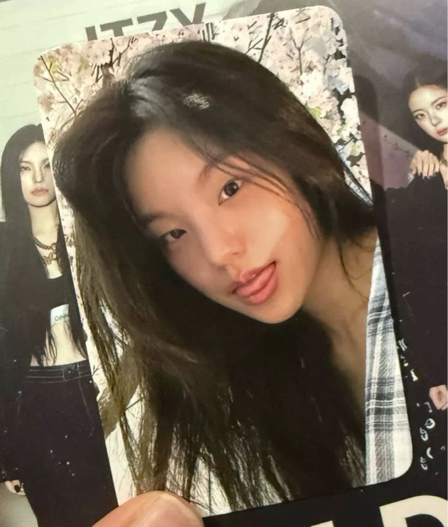 itzy GOLD mcd サノク 事前収録 イェジ　トレカ Amazon.co.jp: イッジ ITZY Gold [Special Edition] Album+Pre-Order