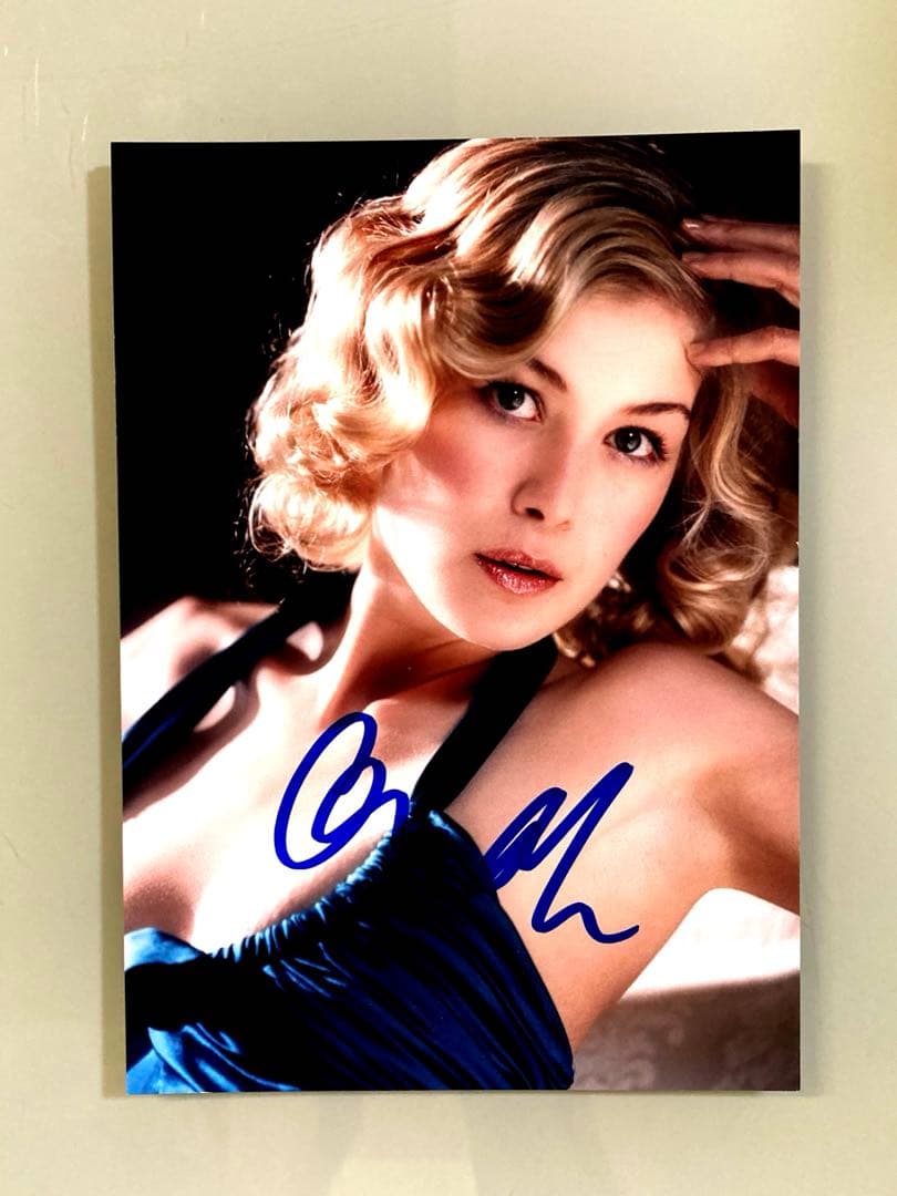 ロザムンド・パイク直筆サイン入り2Lサイズ写真… - 洋画・外国映画高価