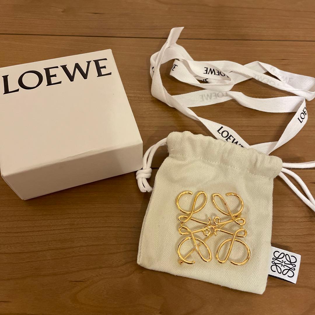 ロエベ アナグラムブローチゴールド LOEWE 正規品 - メルカリ