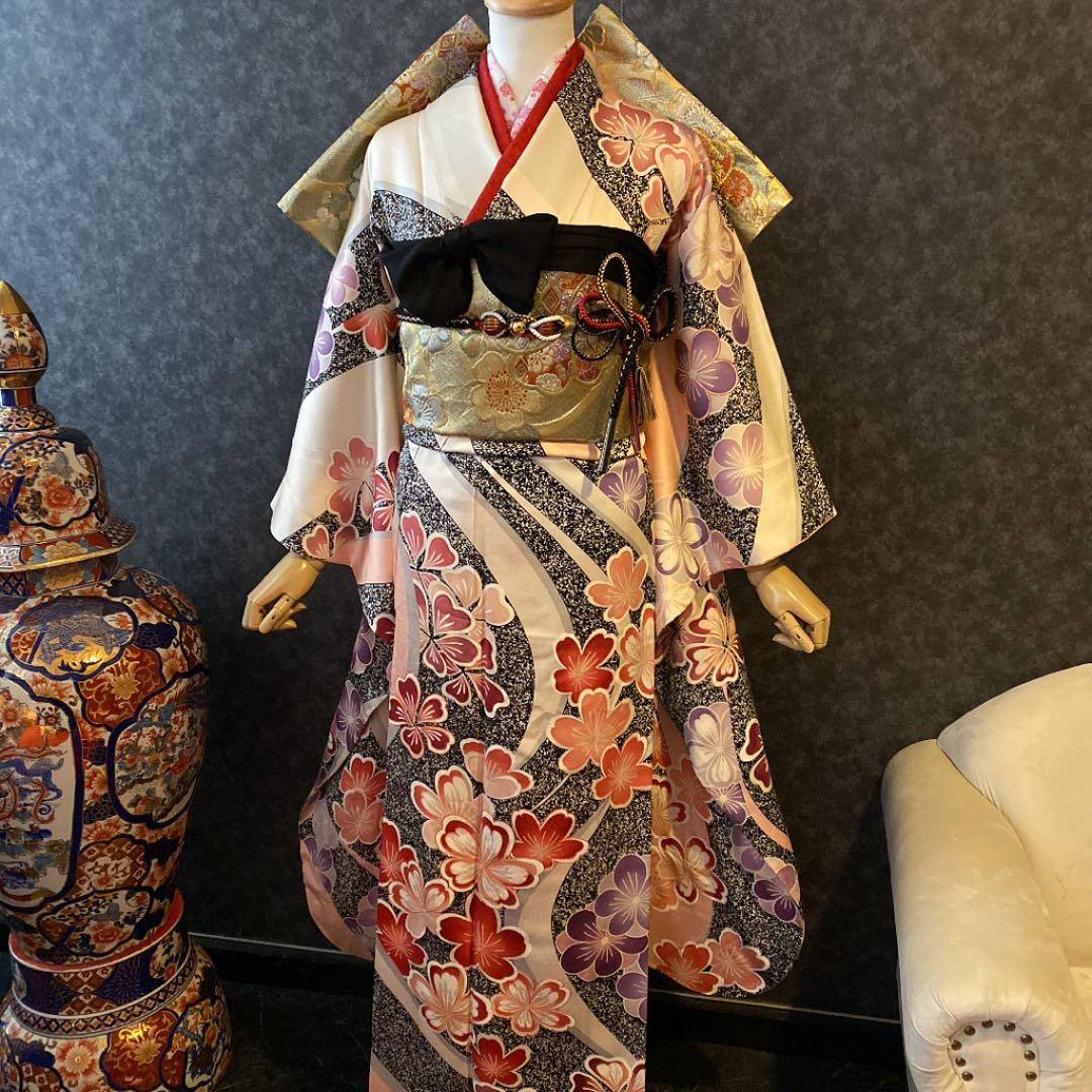 □極上逸品振袖□紫綬褒章□巨匠『岩田専太郎』□舞花文、たたき染