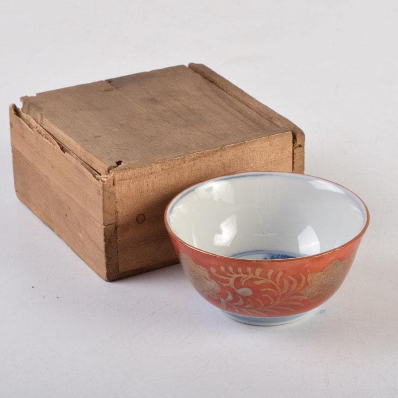 伊万里焼　赤絵金彩　花草人物文　盃　ぐい呑　時代箱付　C　9182 ぐい呑 金襴手花唐草文 赤(桐箱入)/人間国宝 吉田美統