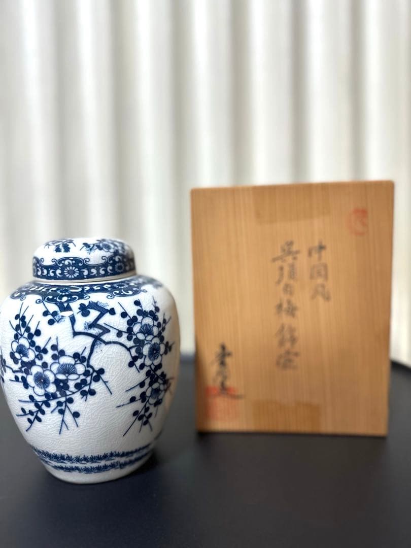龍泉造 中国風呉須白梅飾壺 骨董品 木箱入り 送料込 - メルカリ