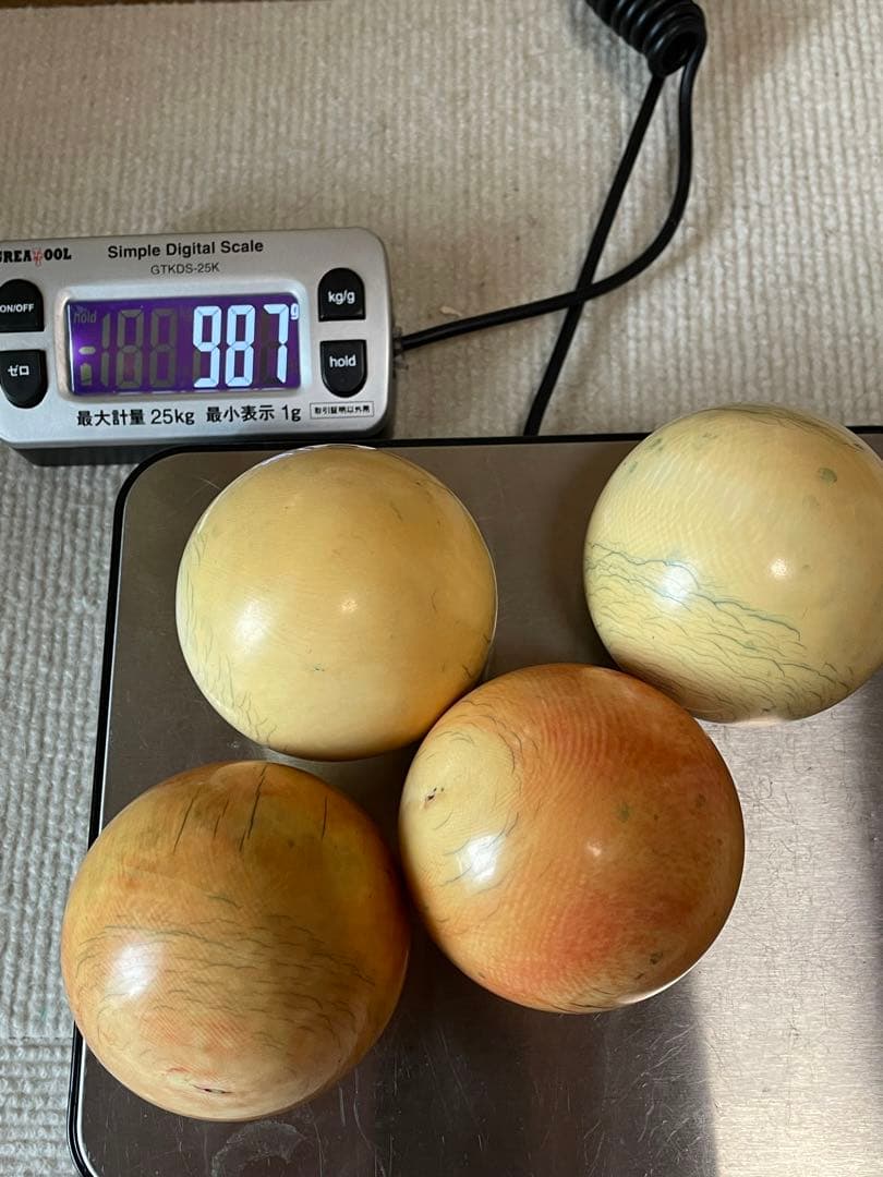 ビリヤード球 象牙風 赤白×4個 直径約6.2cm 重さ約987g 当時物 - メルカリ