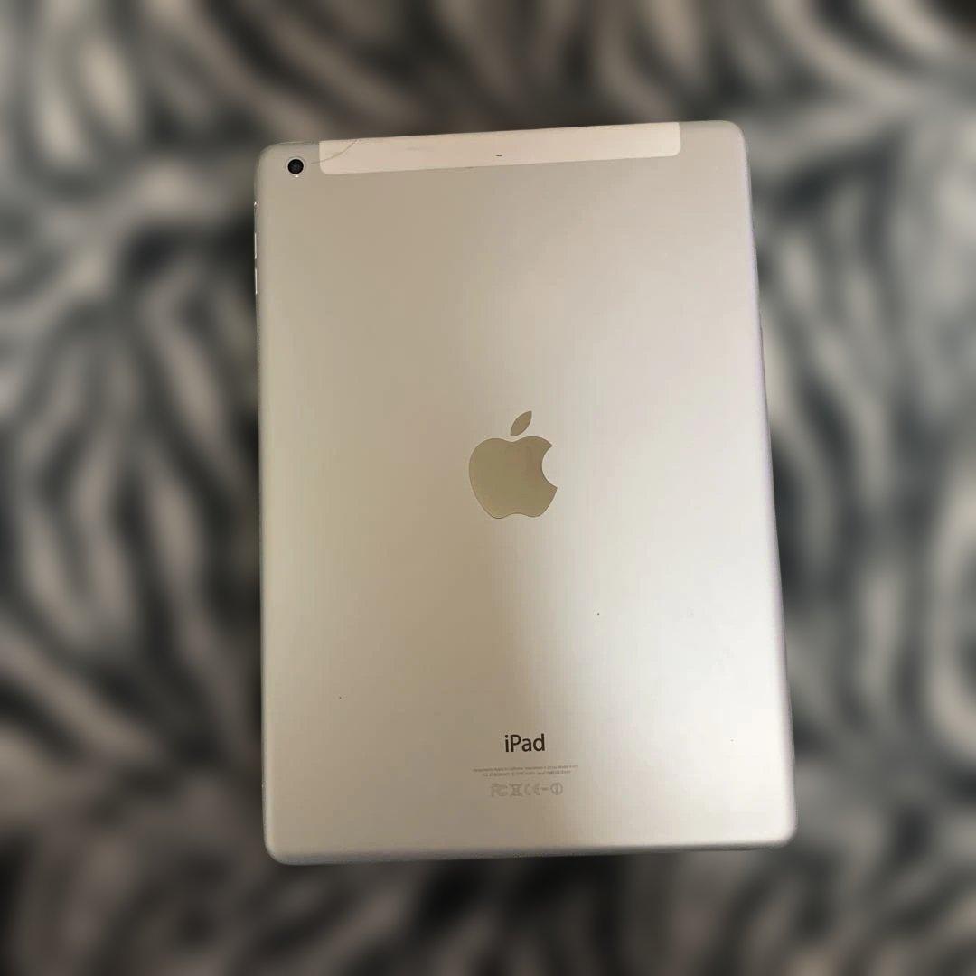 Apple iPad Air 初代 シルバー 本体 ブラックカバー付き - メルカリ