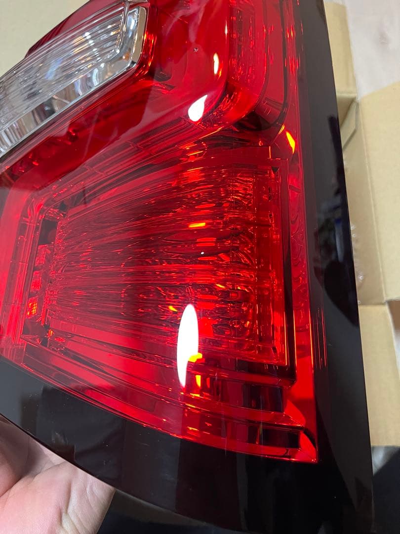 KZ14様専用 三菱 デリカd5 右テールランプ 8330B138 - メルカリ
