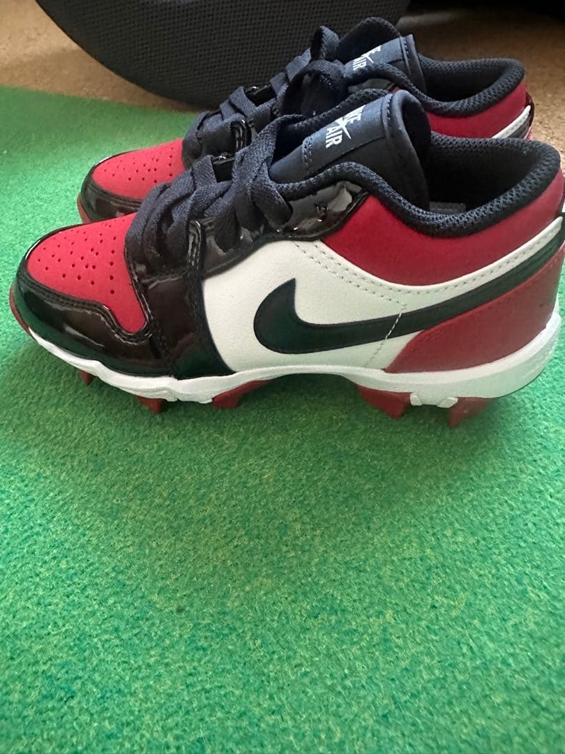 劇レア 日本未発売 少年野球スパイク ジョーダン赤黒白 21cm