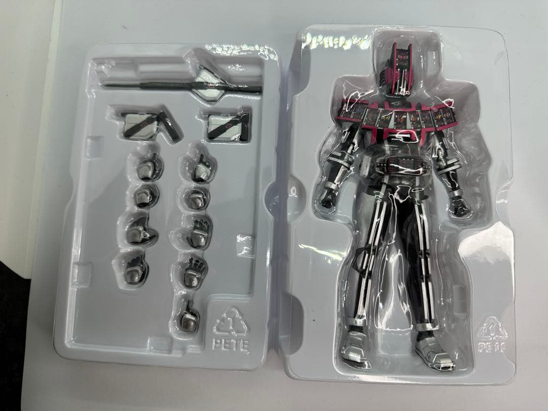 S.H.Figuarts 真骨彫製法 仮面ライダーディケイドコンプリートフォーム