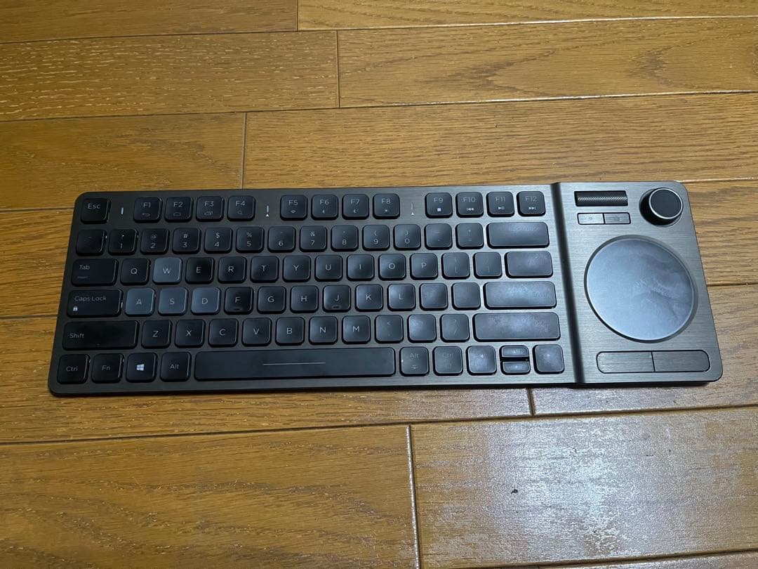キーボード Corsair K83 Corsair's K83 Wireless keyboard has a trackpad and half a gamepad